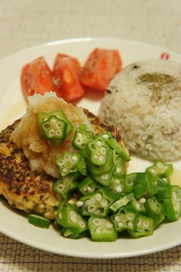 塩糀で下味を付けた、鶏挽肉と豆腐のハンバーグ！