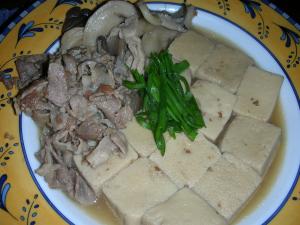 高野豆腐に豚肉のボリュームと旨味を加えた煮もの