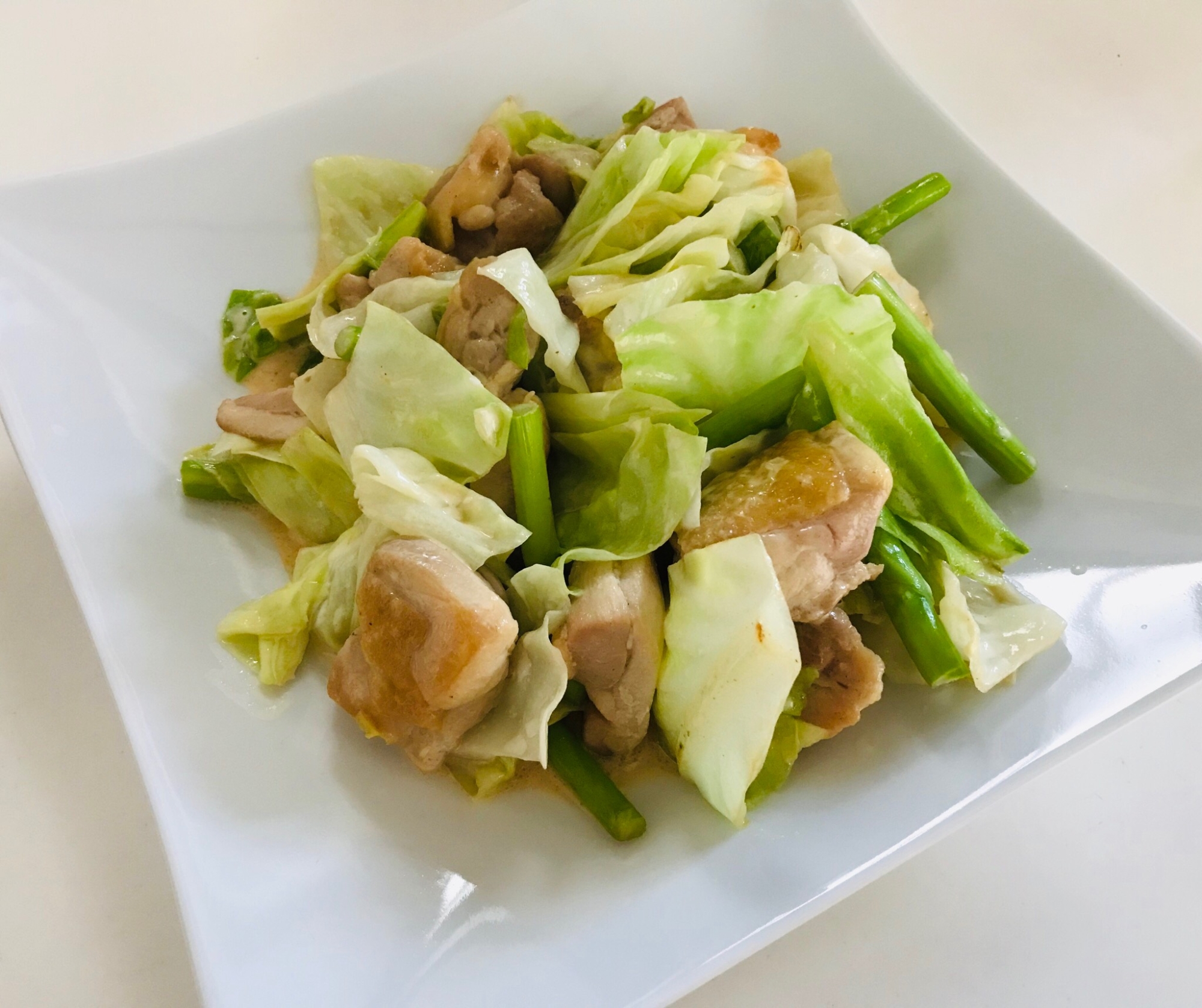 鶏肉とキャベツとアスパラの醤油マヨ炒め