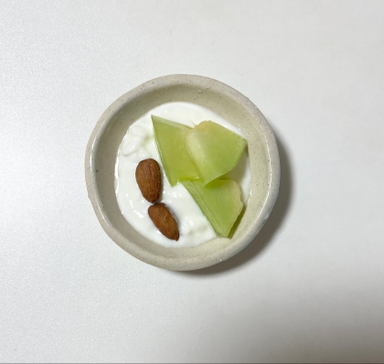 メロンとアーモンドのヨーグルト