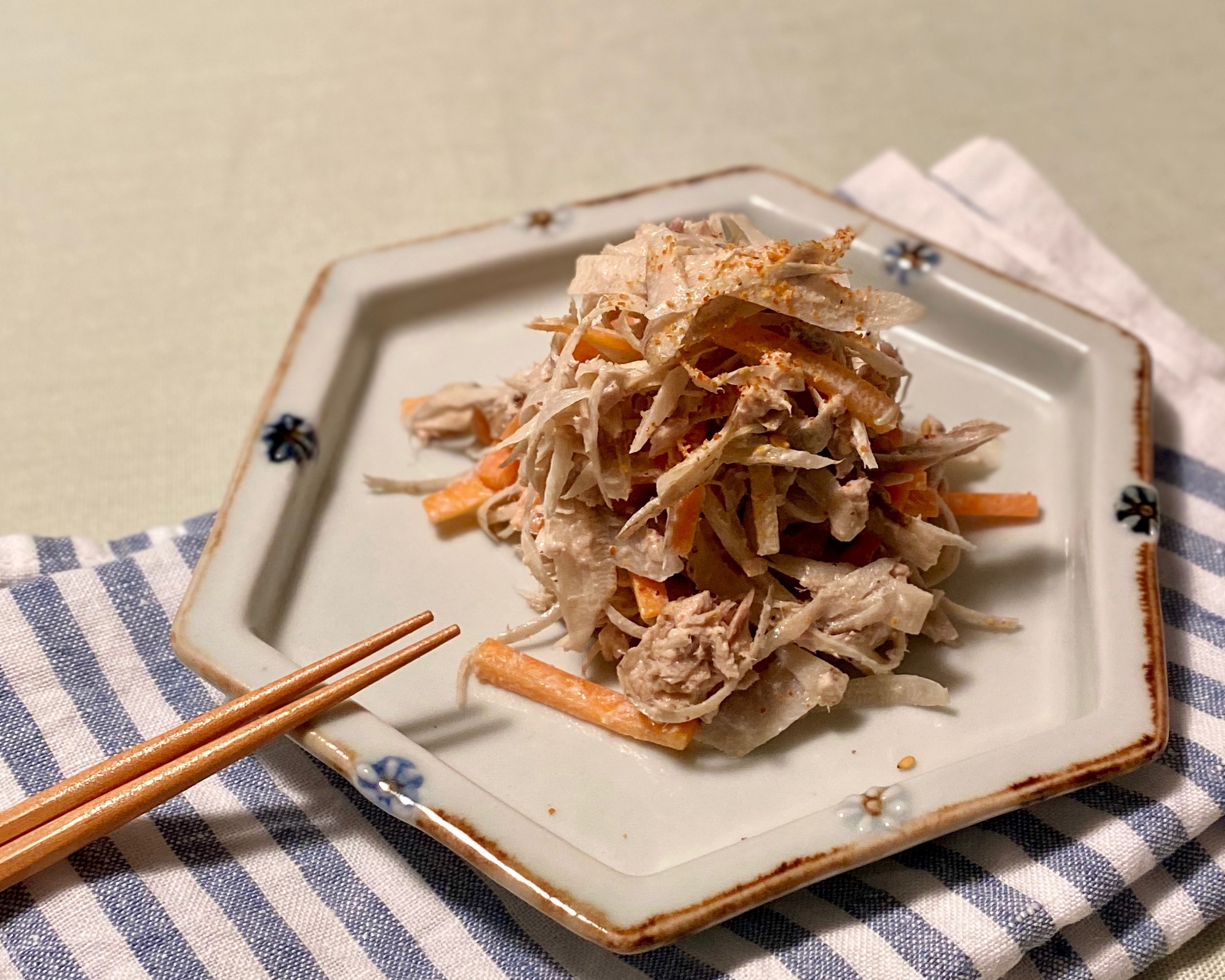 今夜の晩酌に♪ごぼうとツナの胡麻マヨ和え