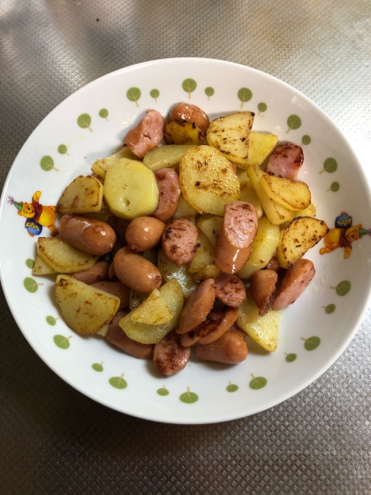 値段に釣られて箱買いしてしまったジャガイモの消費をしたくて、初めてジャーマンポテトに挑戦しました。マヨネーズ？と思ったけれど、美味しくてびっくりしました。