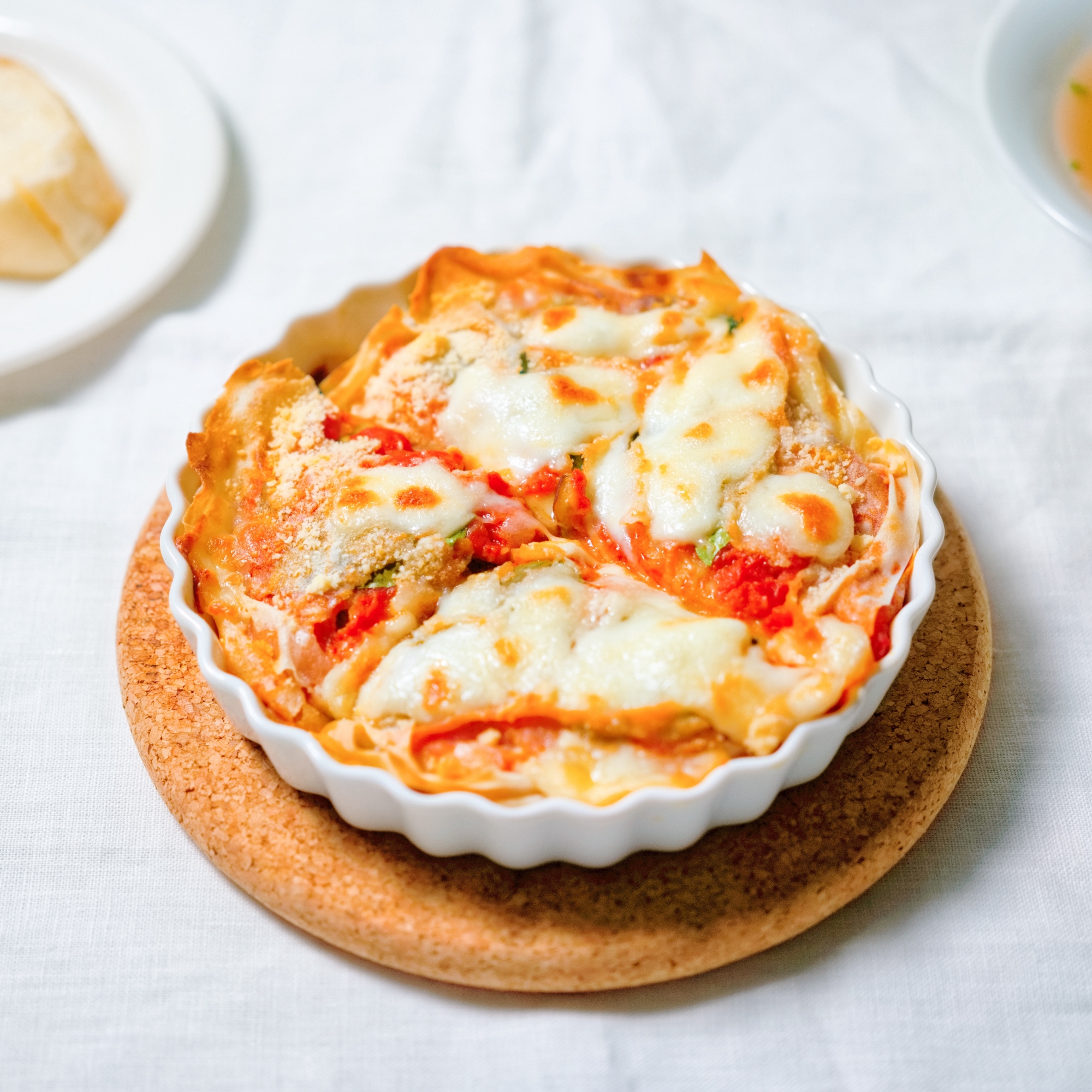 なす、トマトソース、春巻きの皮のチーズ焼き