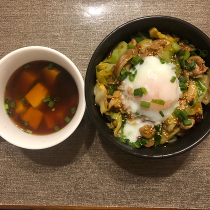 少し辛味を効かせた豚バラ丼♡温玉添え