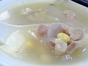 骨付き豚肉と大豆のスープ