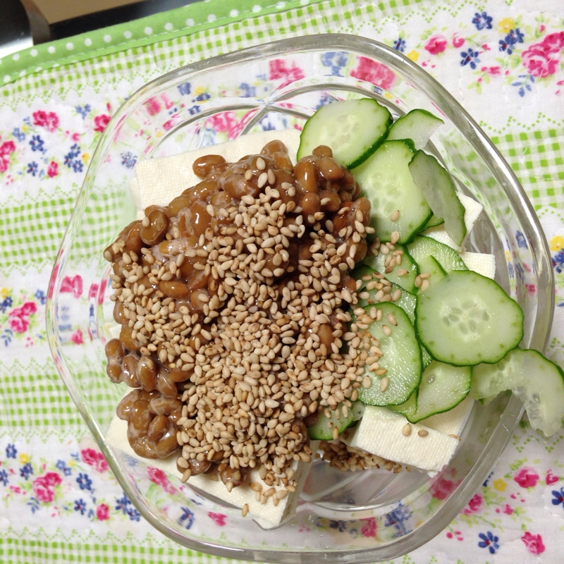 豆腐と納豆とゴマときゅうりのサラダ