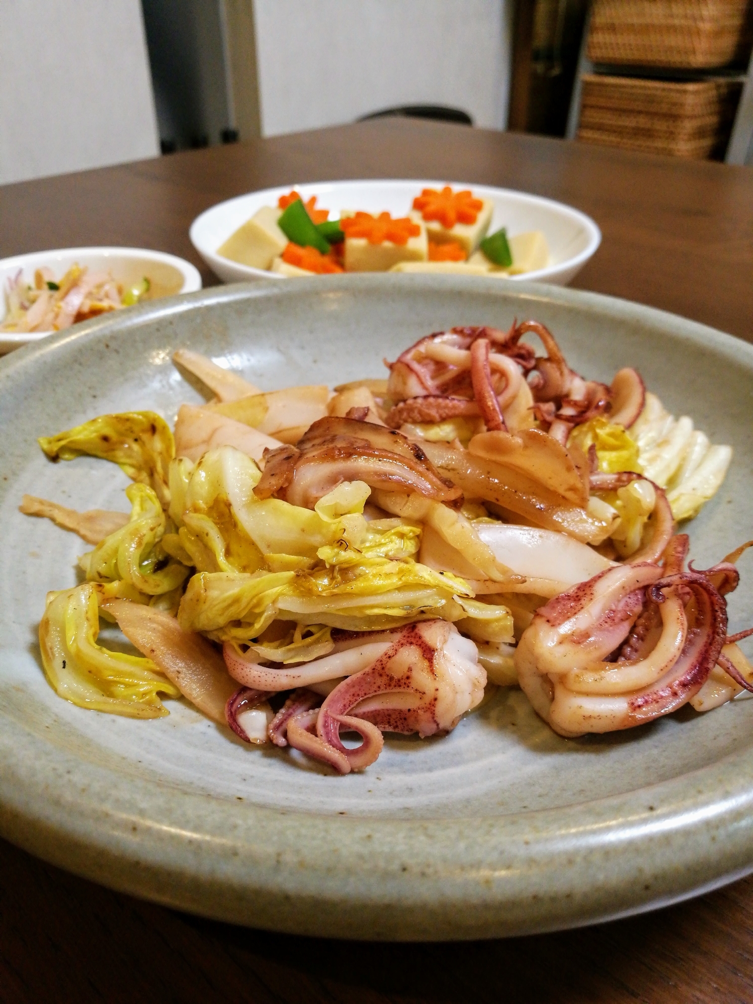 おつまみに♪いかとキャベツのチキンコンソメ炒め