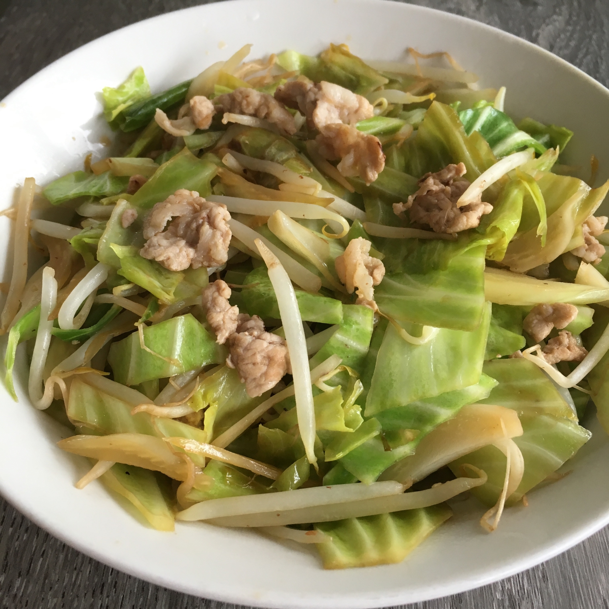 キャベツともやしの豚こま肉炒め♪