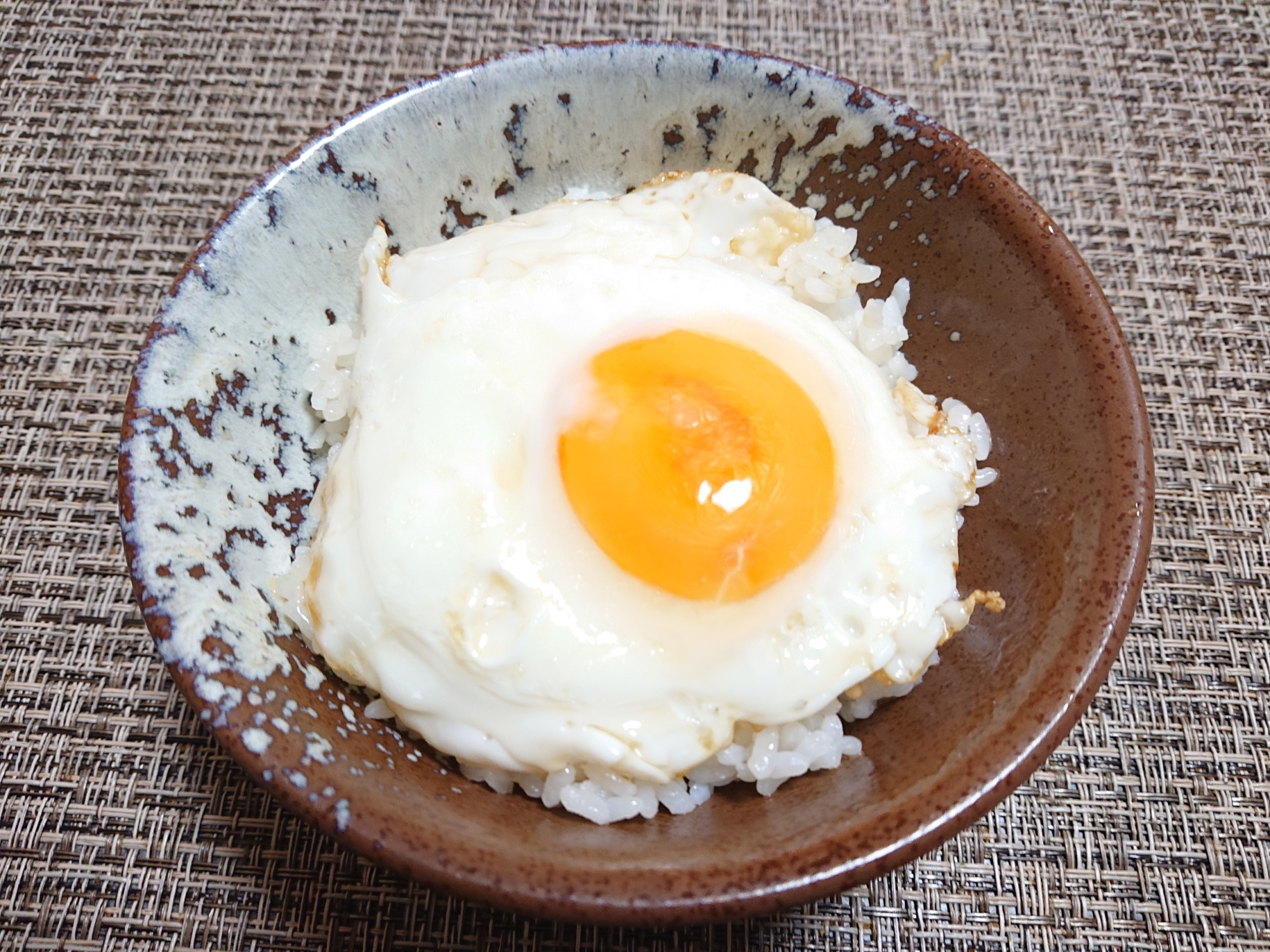 黄身がトロッと美味しい目玉焼きご飯