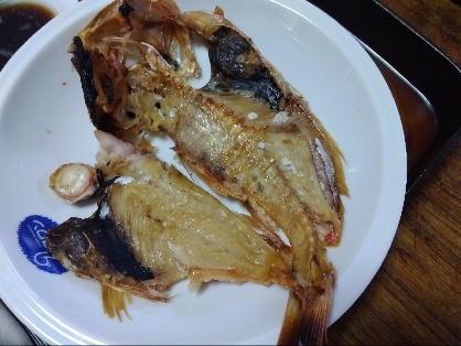 冷凍の金目鯛の干物を解凍せず、いきなり魚焼きグリルで焼いたら、微妙な焼き上がりになりました。
急ぎでも、流水解凍はしたほうがいいですかね～（苦笑）