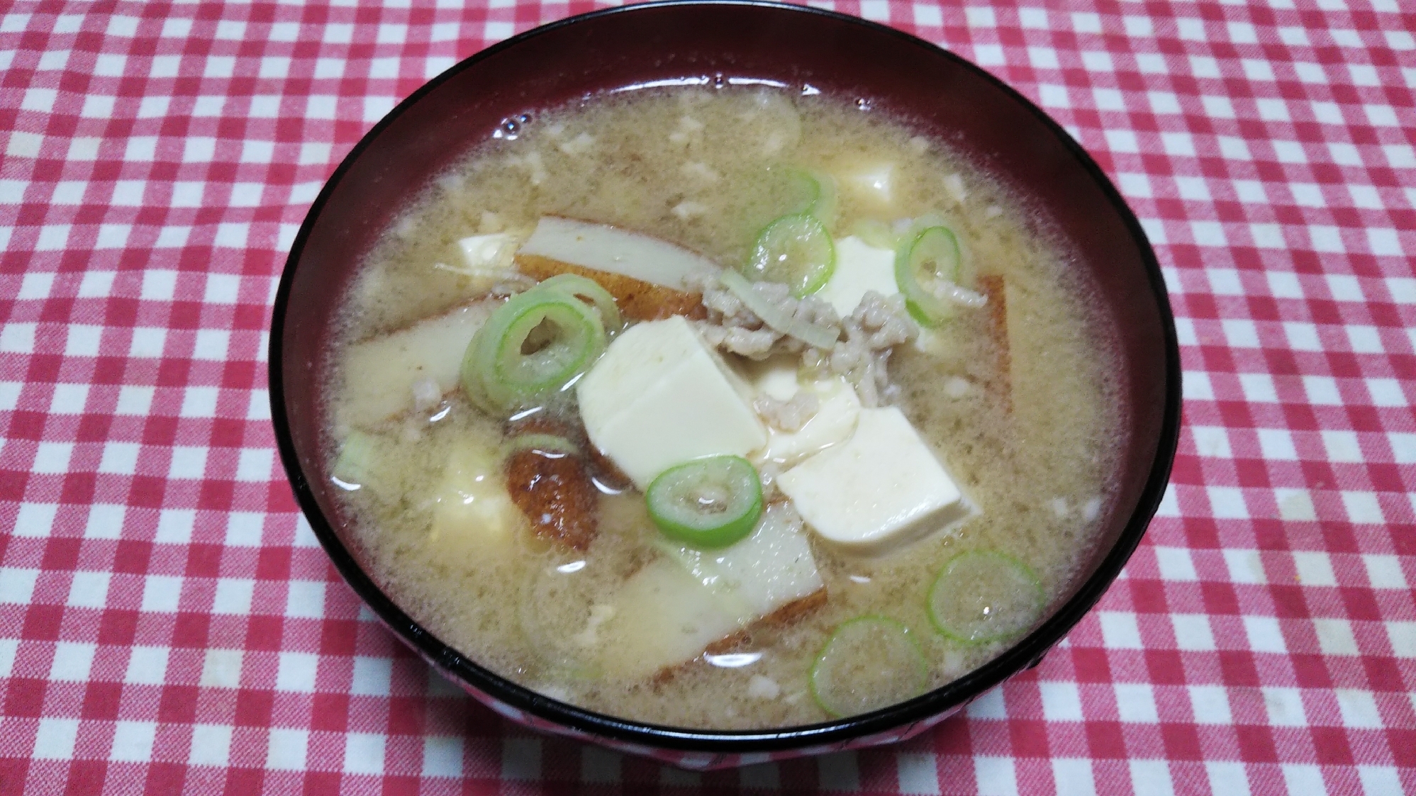 豚ひき肉と薩摩揚げと豆腐の味噌汁☆