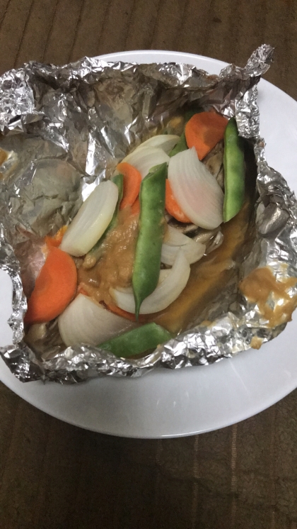 冷蔵庫にあったお野菜を入れて作ってみました！
ホイルに包んだら放っておくだけで簡単にできました！