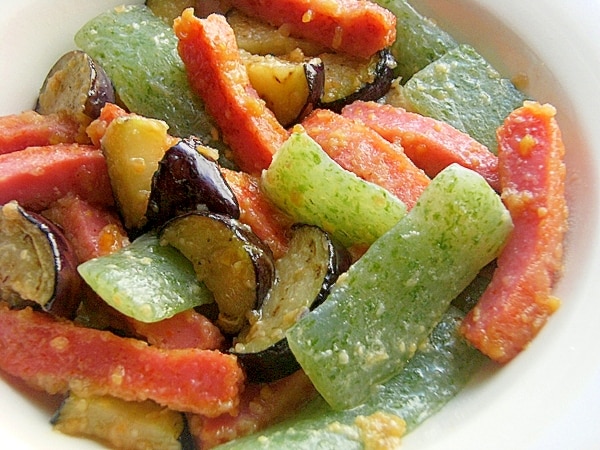 緑の刺身こんにゃく 赤い薩摩揚げ 田楽な炒め物 レシピ 作り方 By ジョン リーバス 楽天レシピ