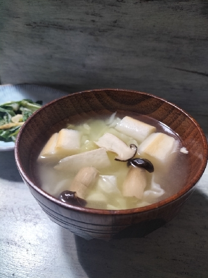 キャベツ・しめじ・お麩の味噌汁