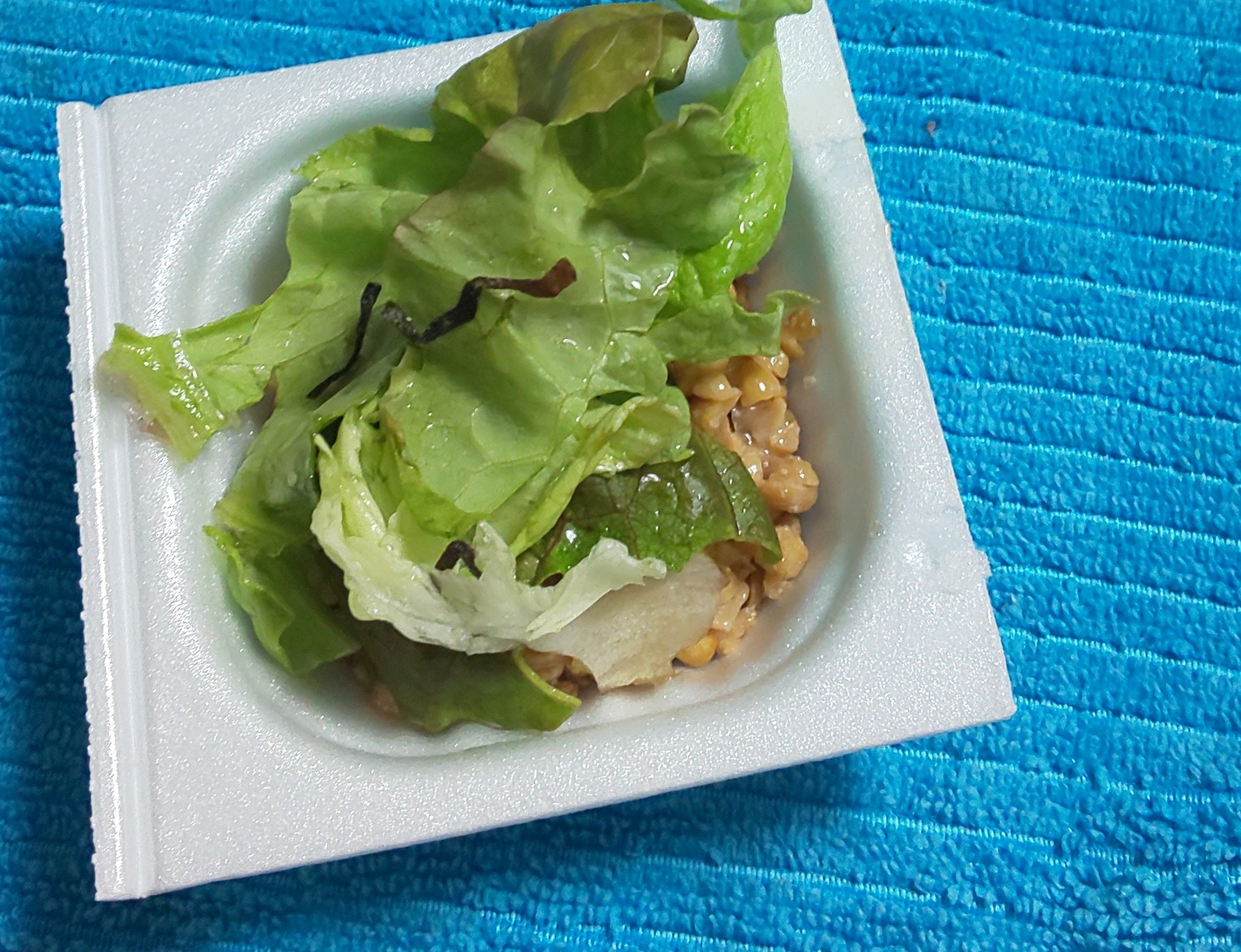 納豆にレタスと塩昆布を♪