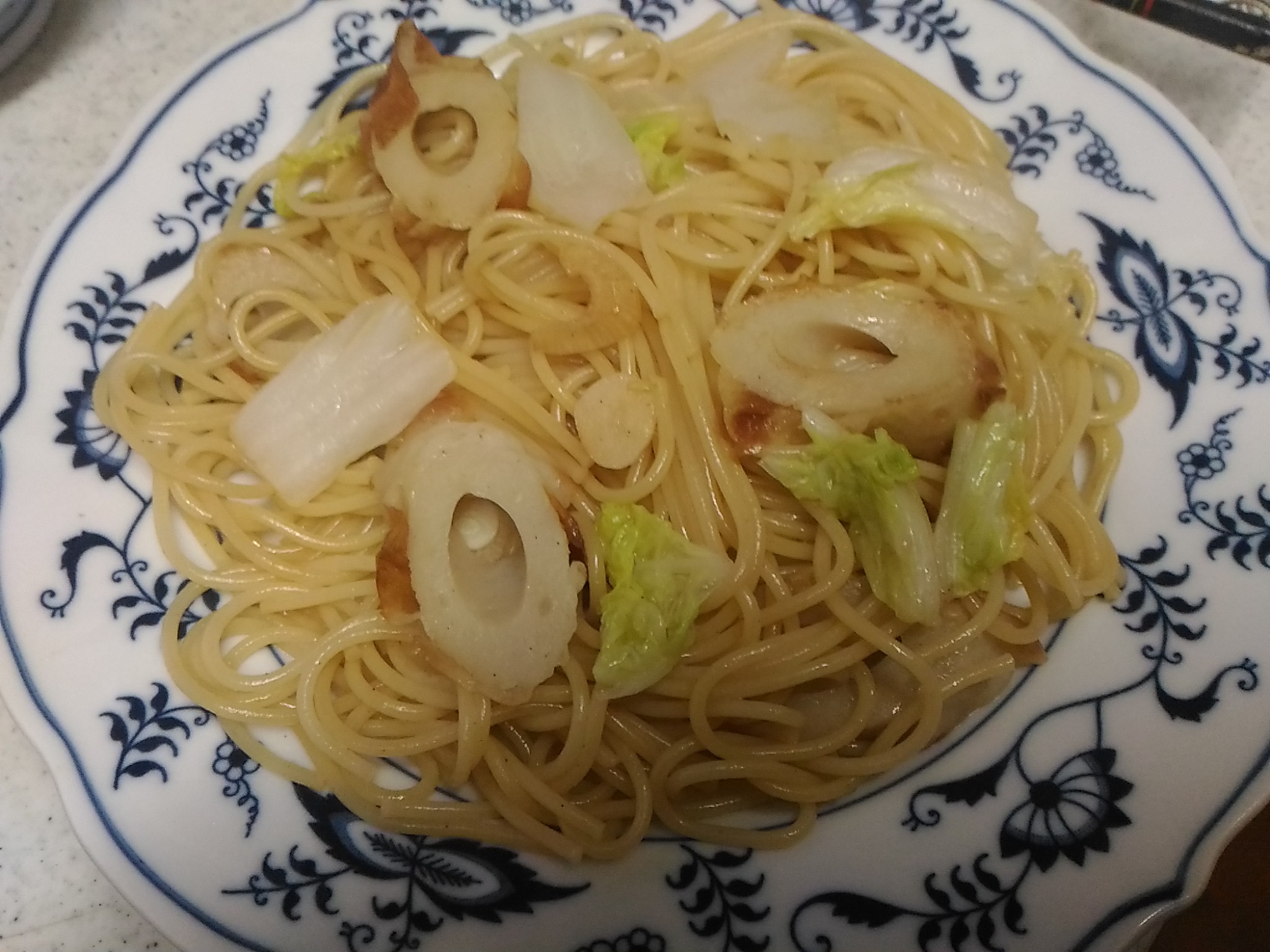 白菜と竹輪のニンニク醤油パスタ