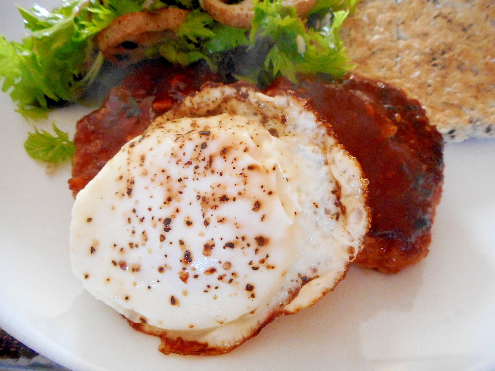 ケチャップソース目玉焼きハンバーグ