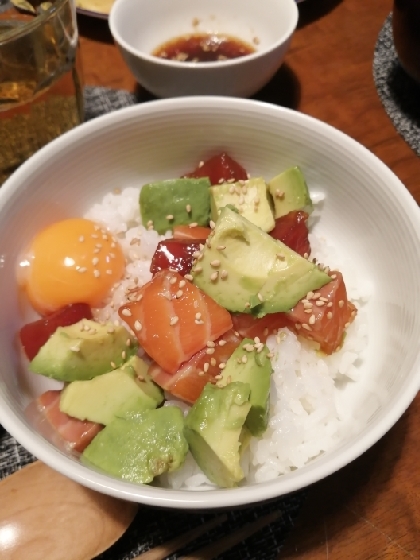 マグロ　サーモン　アボカド　漬け丼