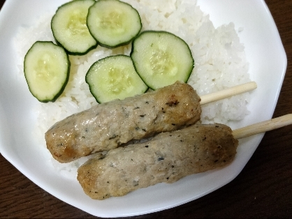 レタスきゅうりのせた焼き鳥丼