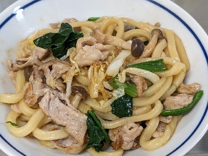 大根の葉としめじ豚肉の焼きうどん