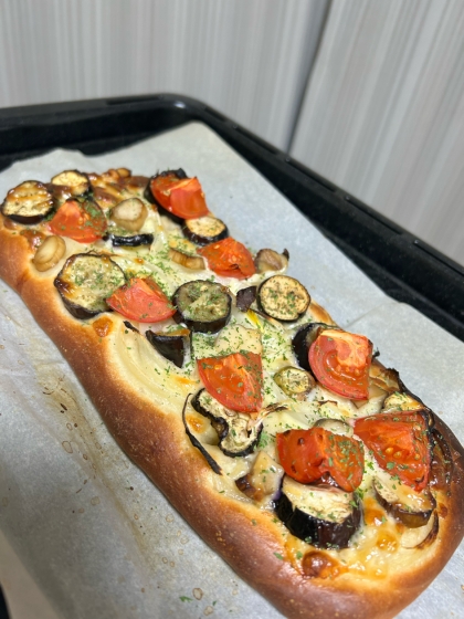玉ねぎ、茄子、トマト、チーズを乗せて作りました。
簡単に美味しく出来たのでまた作りたいと思います。