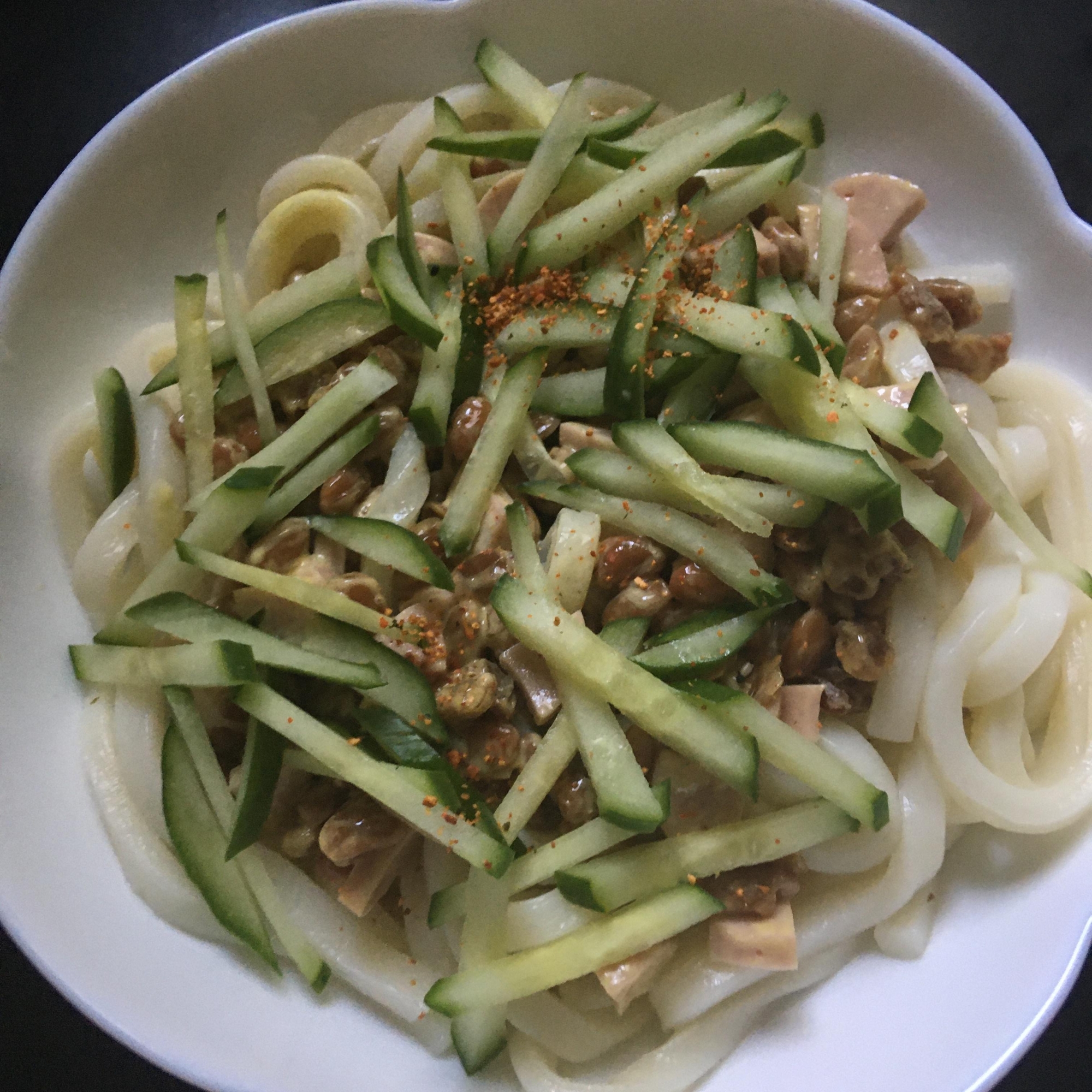 きゅうり、魚肉マヨ納豆の冷やしうどん