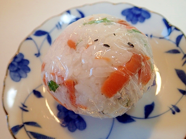 紅鮭と大葉と黒胡麻のおにぎり