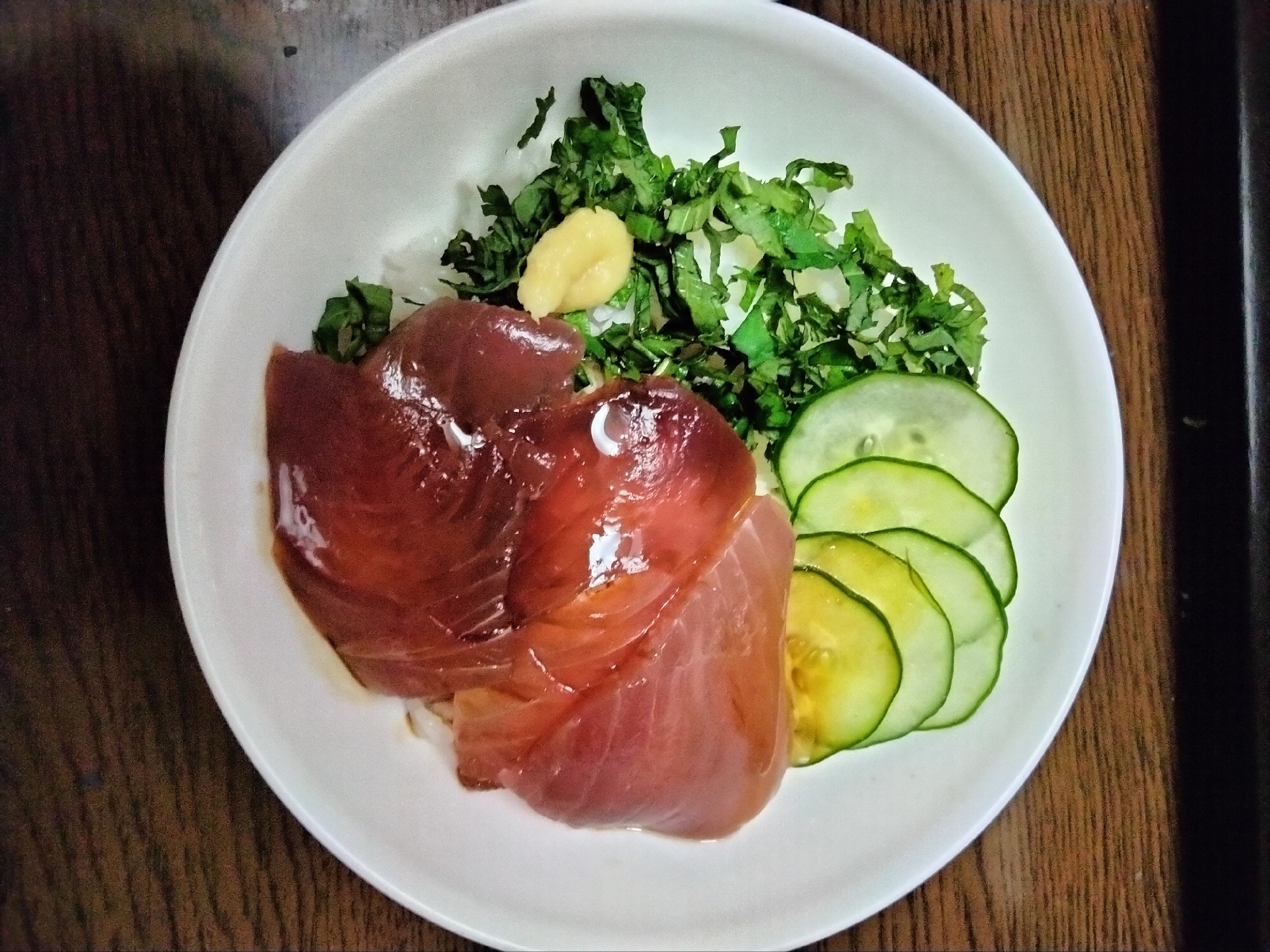 まぐろの切り落とし丼 大葉きゅうり生姜添えて