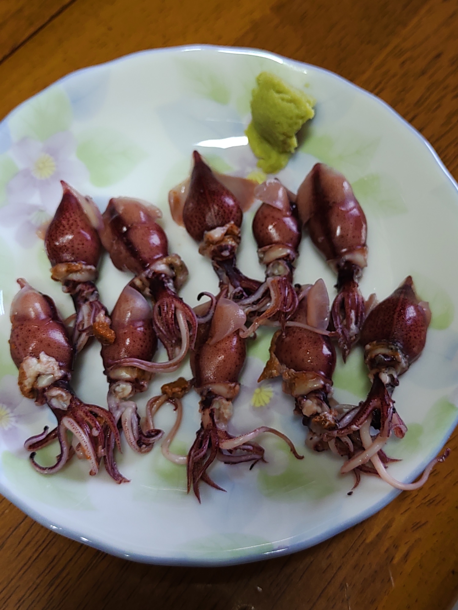 ホタルイカを茹でてわさび醤油で！