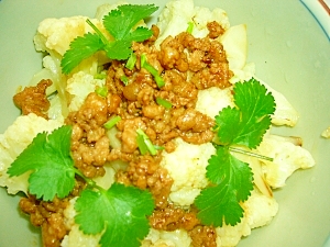 茹でカリフラワーとじゃじゃ肉和え