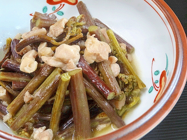 皿に盛り付けたわらびと鶏そぼろ炒め