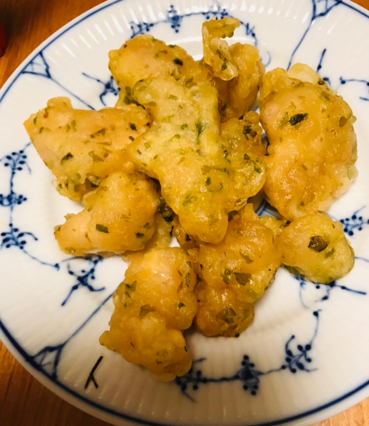 丸皿に盛り付けたカワハギの天ぷら