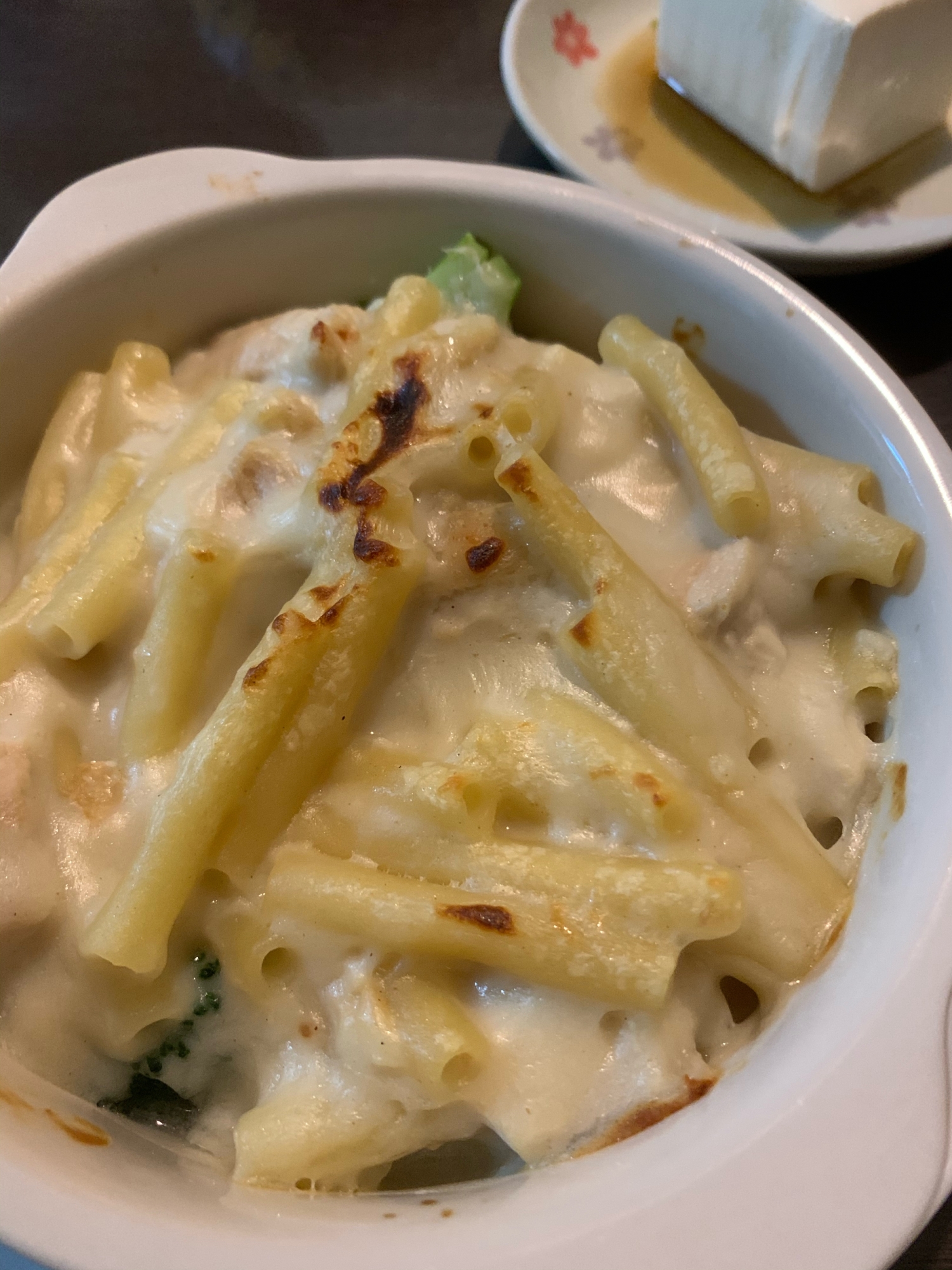 野菜と鶏肉入りのマカロニグラタン