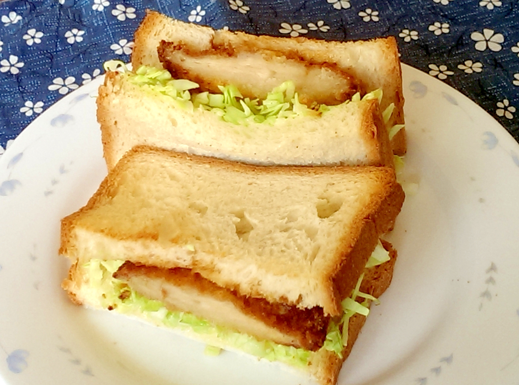 チキンカツとキャベツのトーストサンド