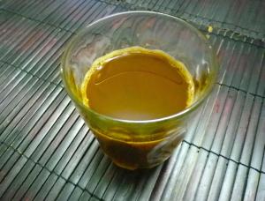 卵黄を入れて飲むコーヒー カフェウフ