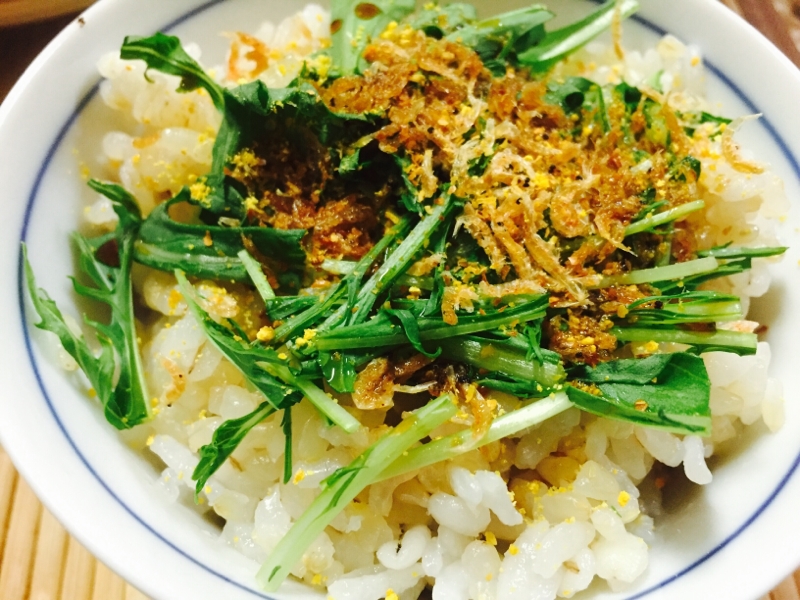 みかんの風味！エビ水菜の醤油がけ麦ごはん