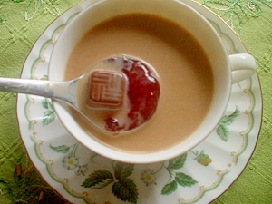 紅茶ラテでイチゴチョコフレーバーティー風～☆