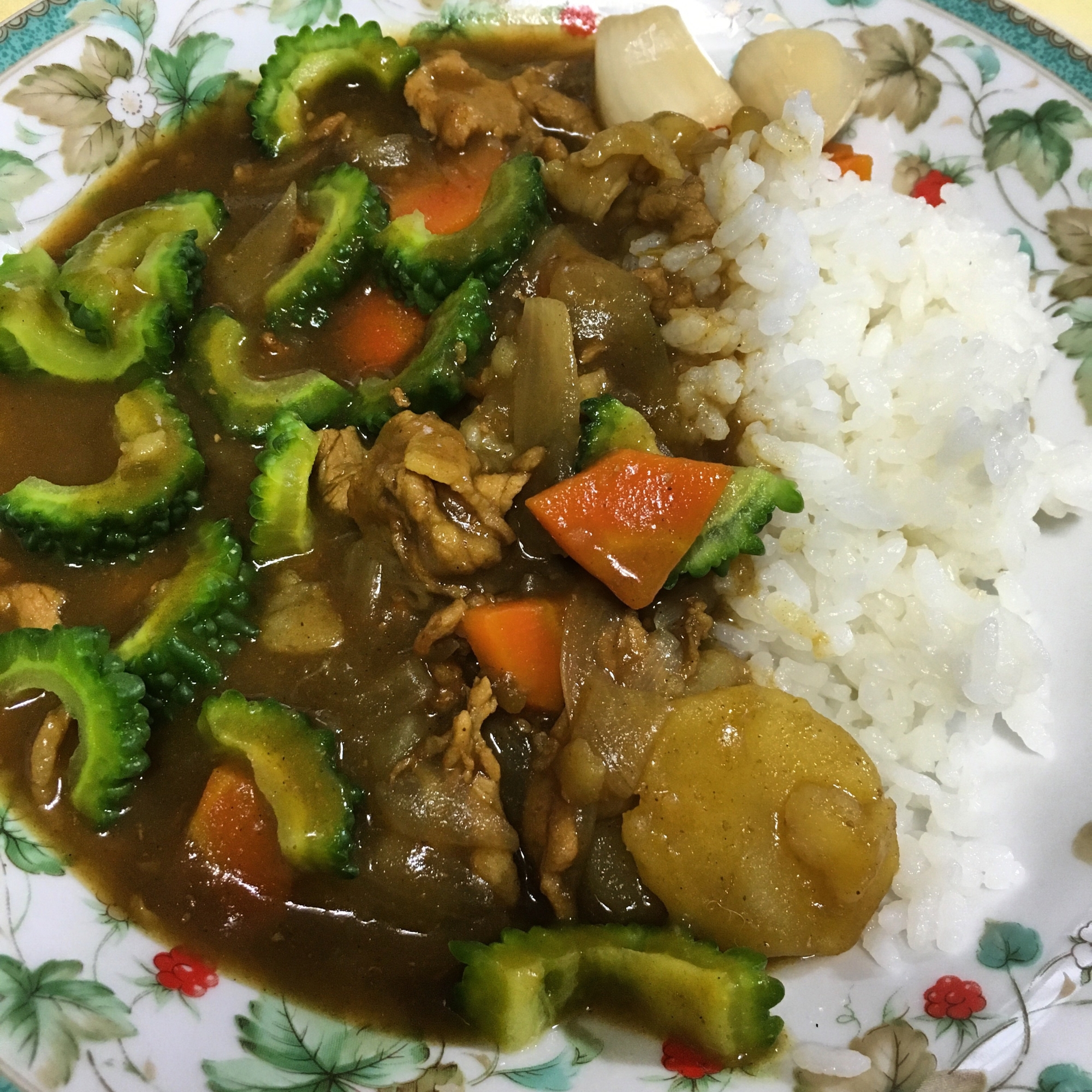 時短カレーライスに、栄養たっぷりゴーヤのせ♪