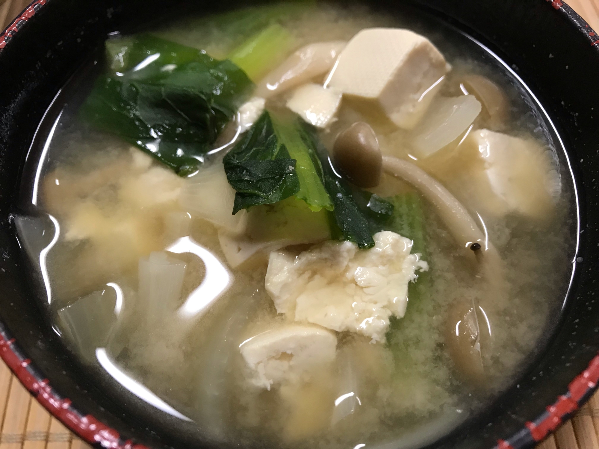 豆腐&小松菜&しめじ&玉ねぎの味噌汁