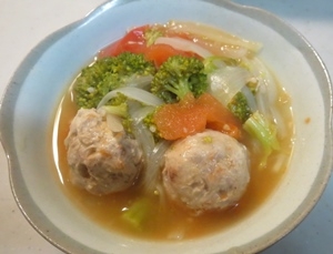 ナッツでコリコリ食感！肉団子のトマト煮