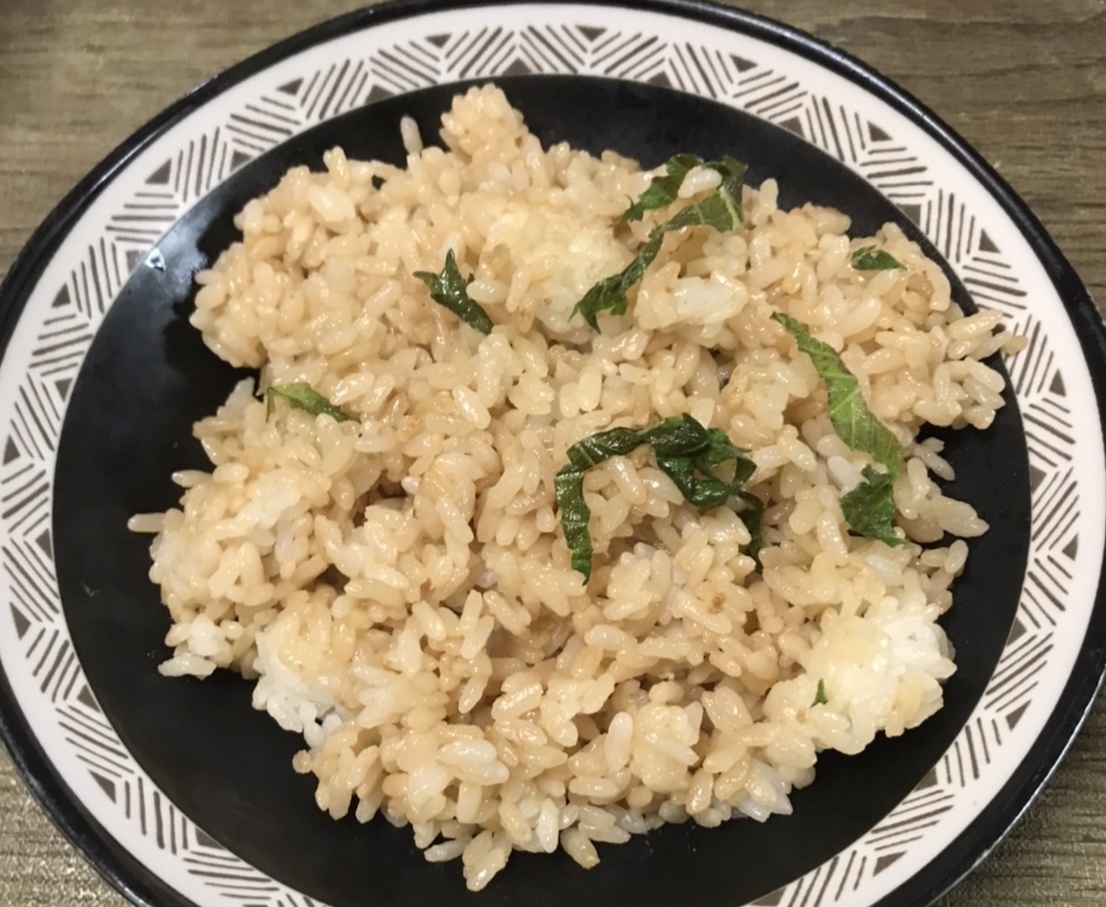 ラー油と胡麻ドレッシングの青紫蘇炒飯