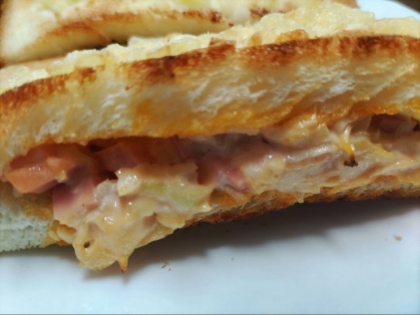 キャベツと魚肉ソーセージのチーズトーストサンド