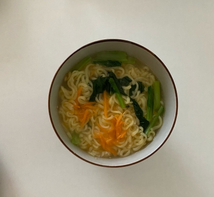 野菜たっぷりインスタントラーメン