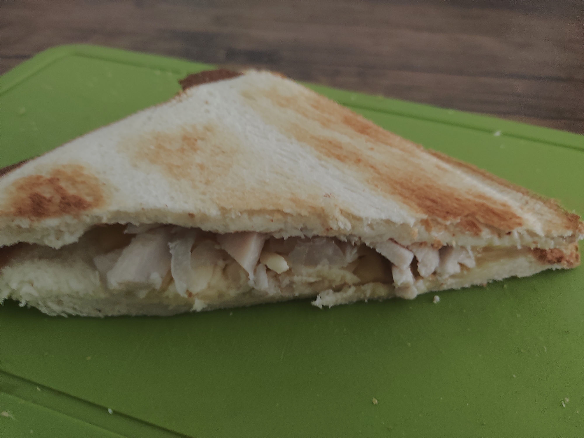 鶏とチーズのホットサンド