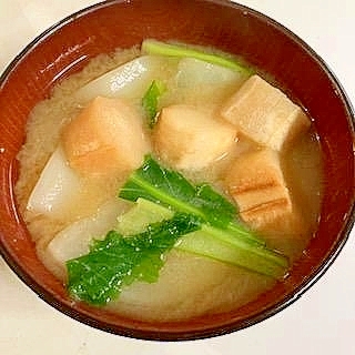 綺麗な葉っぱの蕪が手に入ったら　蕪と小町麩の味噌汁