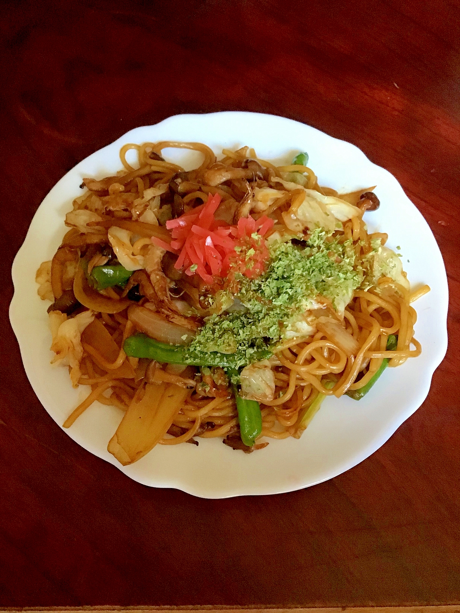 しし唐とシメジも入った鶏皮のソース焼きそば。