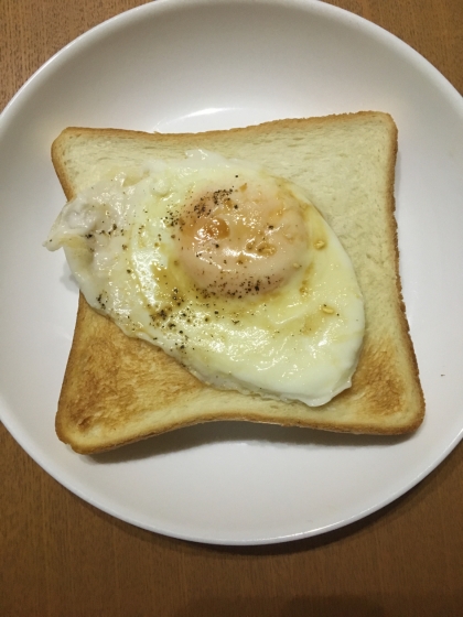 醤油と黒コショウの目玉焼きトースト