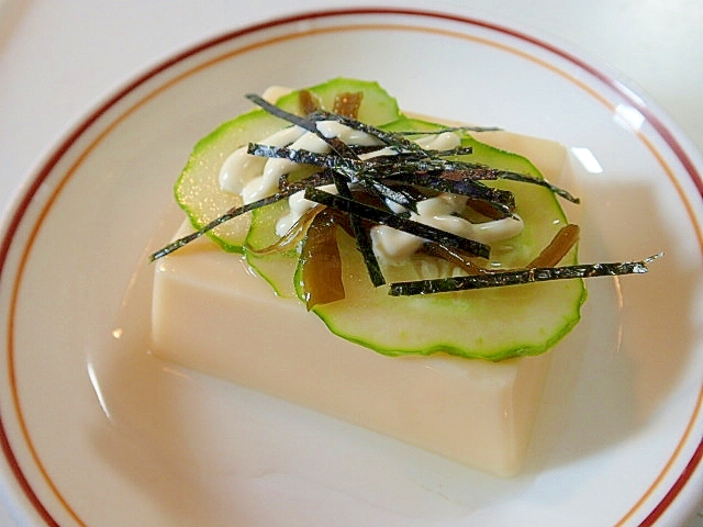 胡瓜と茎わかめと刻み海苔のマヨかけ卵豆腐