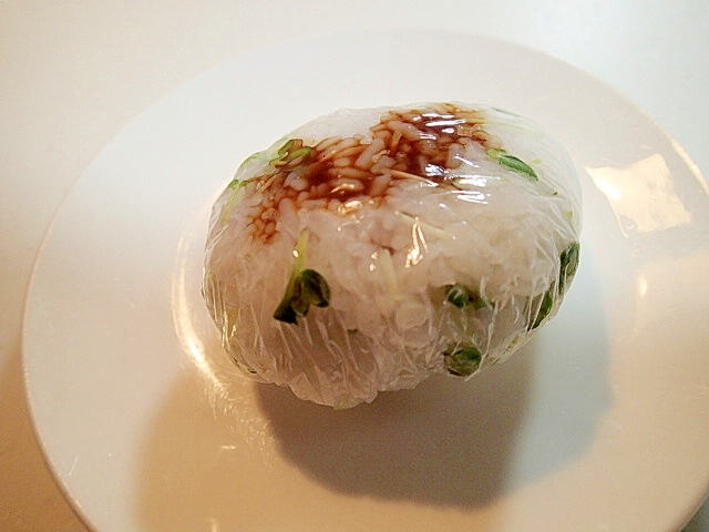 かいわれ大根と焼き餃子のおにぎり