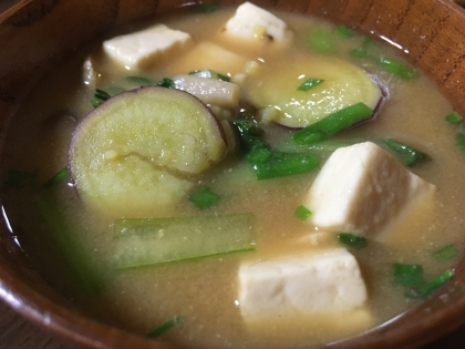 シメジと小松菜とさつま芋の豆腐味噌汁